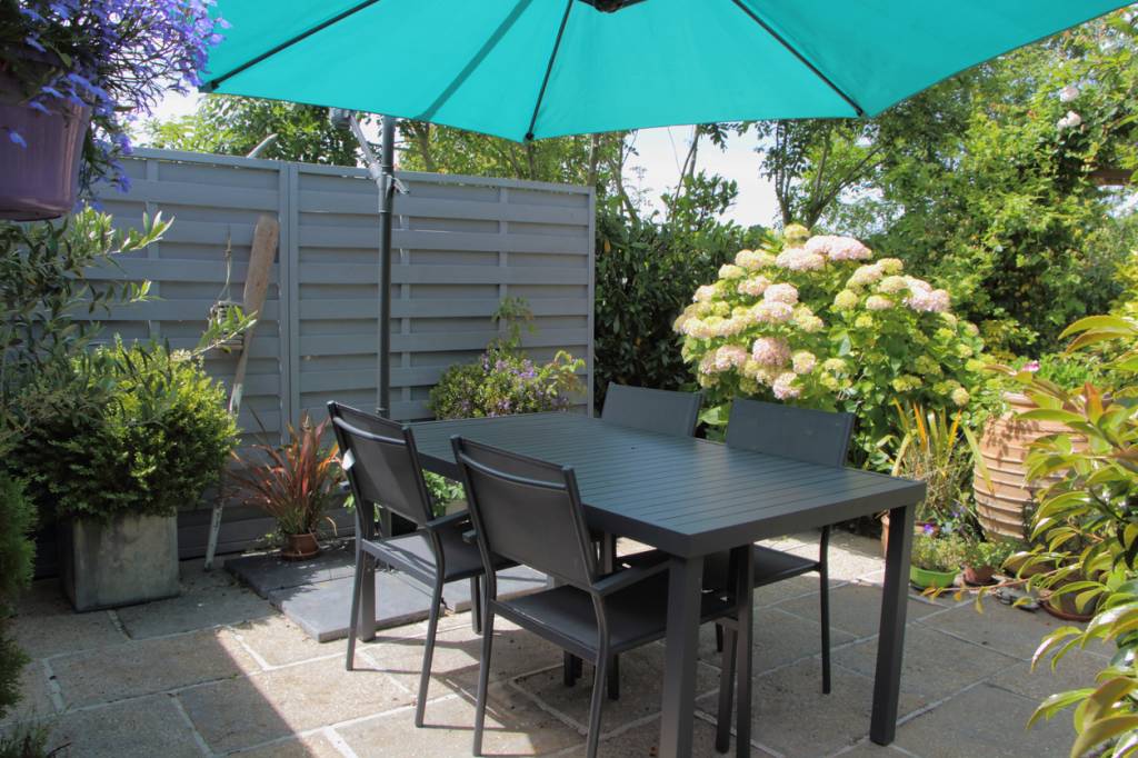 Les solutions pour bien lester votre parasol selon votre espace 2 solutions pour lester parasol