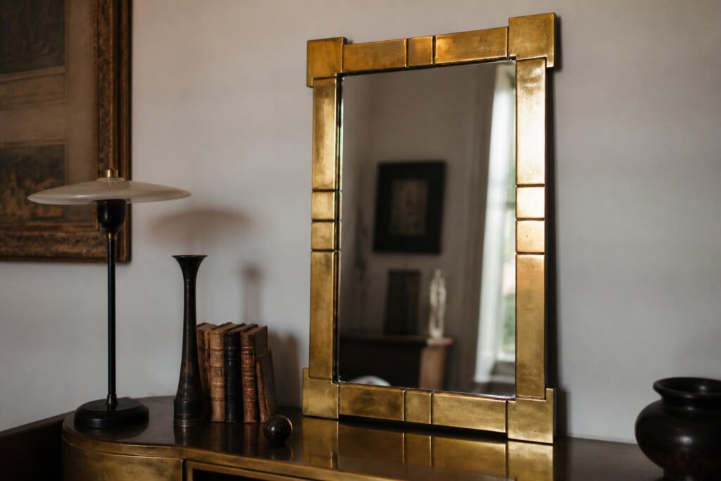 découvrez l'histoire du miroir line vautrin, ses cotes sur le marché de l'art et apprenez à reconnaître une pièce authentique grâce à nos conseils d'experts.