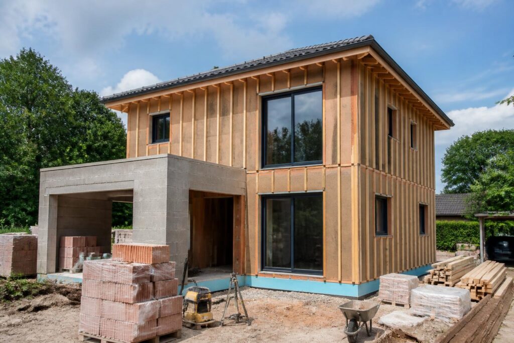 découvrez le véritable coût de construction d'une maison mikit en auto-construction et ce qu'il faut prévoir pour votre projet immobilier.