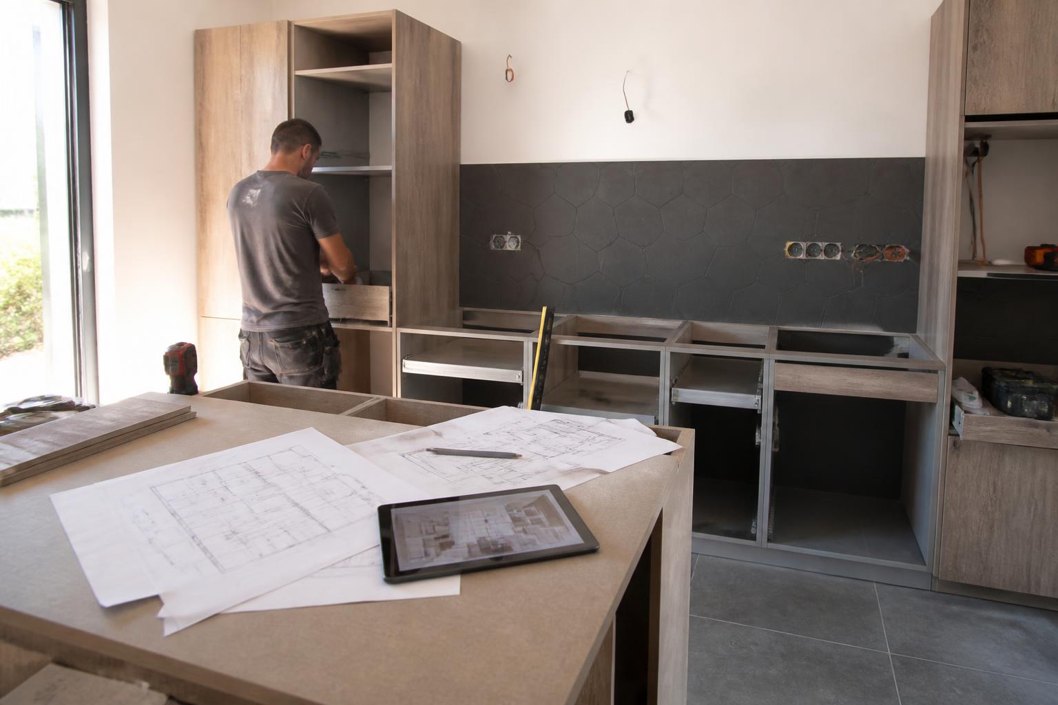 découvrez les étapes essentielles pour réussir la rénovation de votre cuisine ou salle de bain en collaborant efficacement avec des artisans qualifiés.