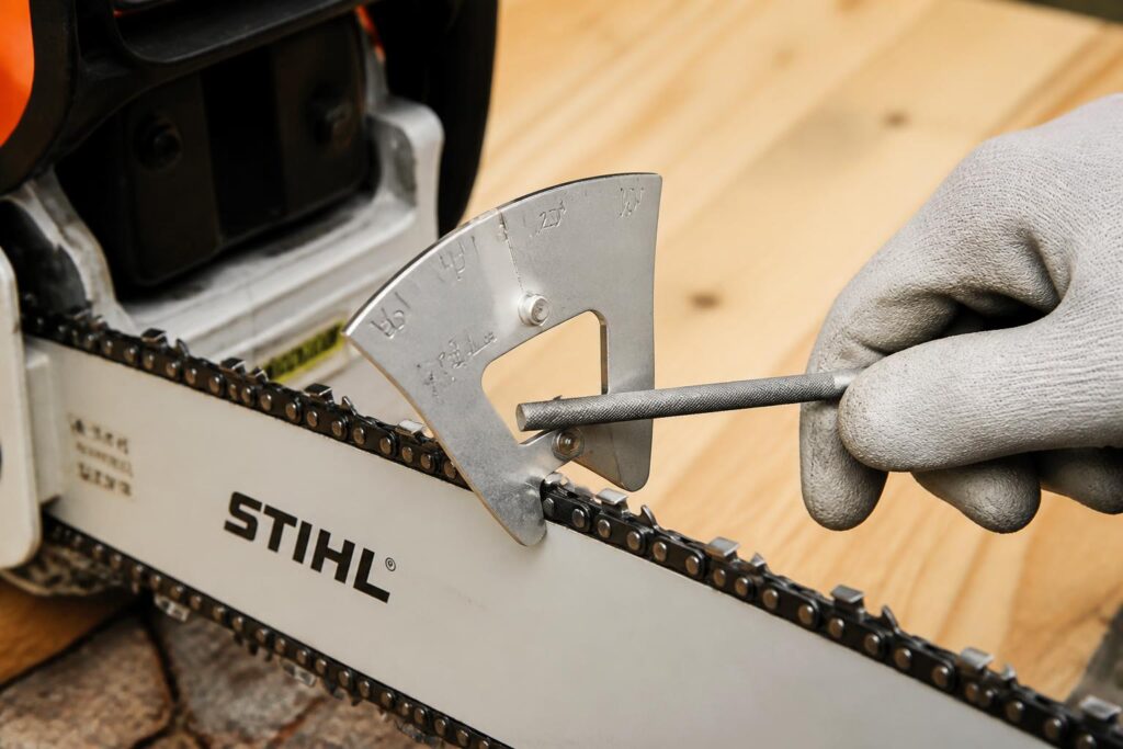 découvrez comment affûter une chaîne de tronçonneuse efficacement avec notre guide complet : outils nécessaires, angles de coupe recommandés et technique pas à pas pour un résultat optimal.