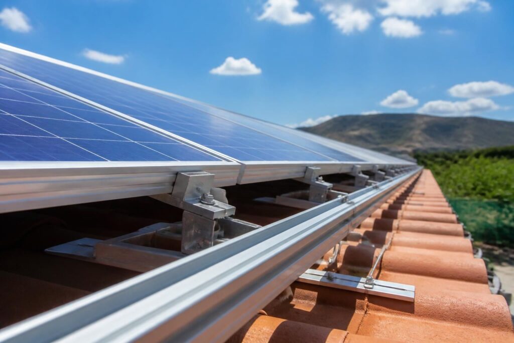découvrez comment choisir le profilé de rails idéal pour l'installation de vos panneaux solaires, afin d'assurer solidité, durabilité et performance optimale de votre système photovoltaïque.
