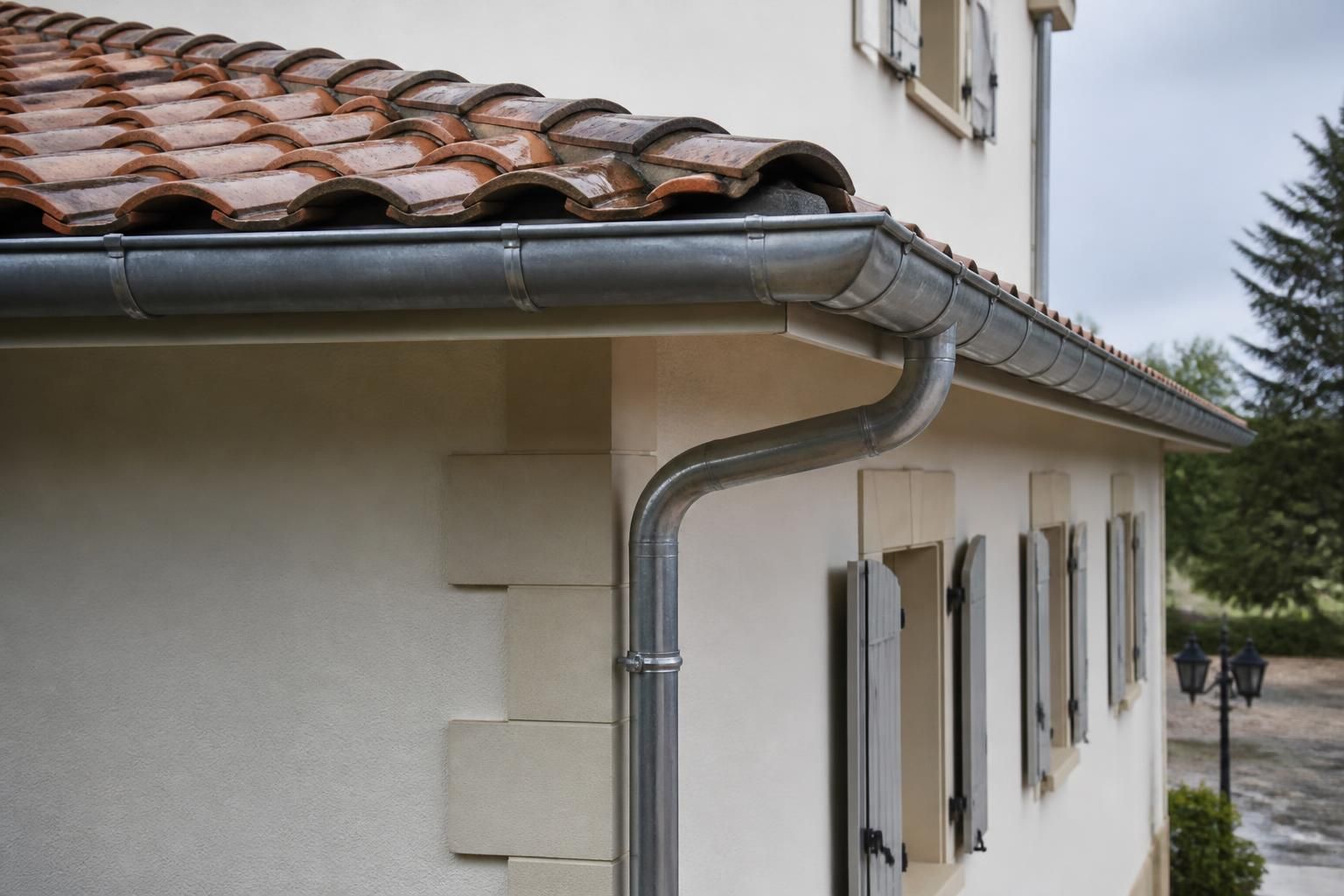 découvrez le budget complet pour l’évacuation des eaux avec des gouttières en zinc, incluant tous les coûts d’achat et d’installation pour un projet efficace et durable.