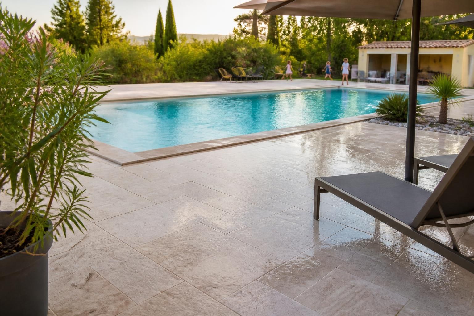 Sécurité au bord de la piscine : guide complet des carrelages antidérapants, tarifs et normes en vigueur 2 découvrez notre guide complet sur la sécurité au bord de la piscine avec les carrelages antidérapants, leurs tarifs et les normes en vigueur pour garantir un espace sûr et conforme.